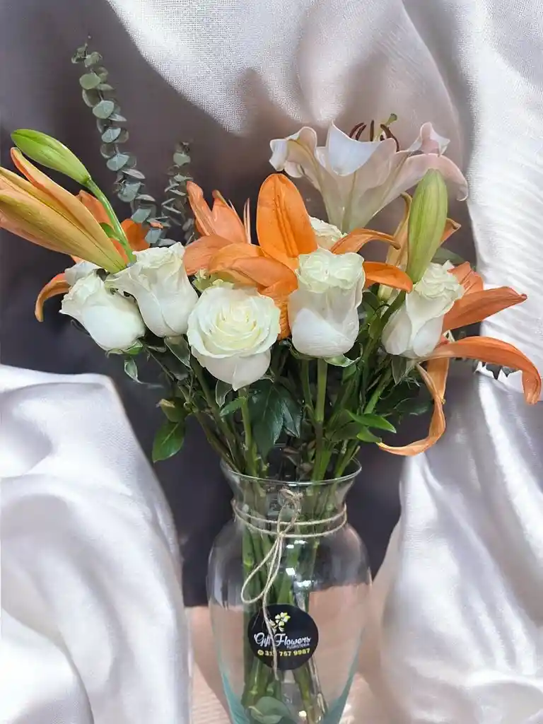 Jarrón De Rosas Blancas Con Lirios