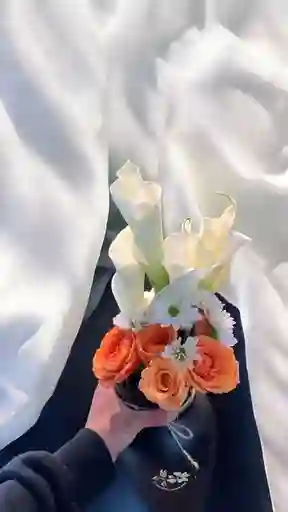 Jarron Negro Con Rosas Narajas, Margarita Y Alcatraces