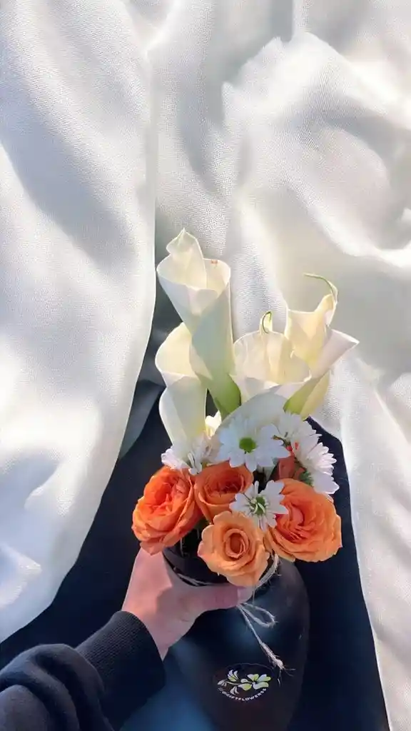 Jarron Negro Con Rosas Narajas, Margarita Y Alcatraces