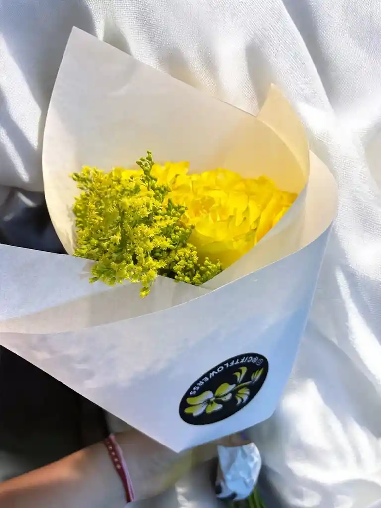 Bouquet De Rosas Amarillas Y Soliago