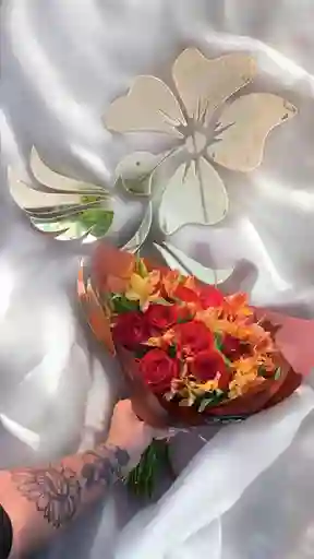 Bouquet De Rosas Rojas Con Astromelias Naranjas Con Amarillo