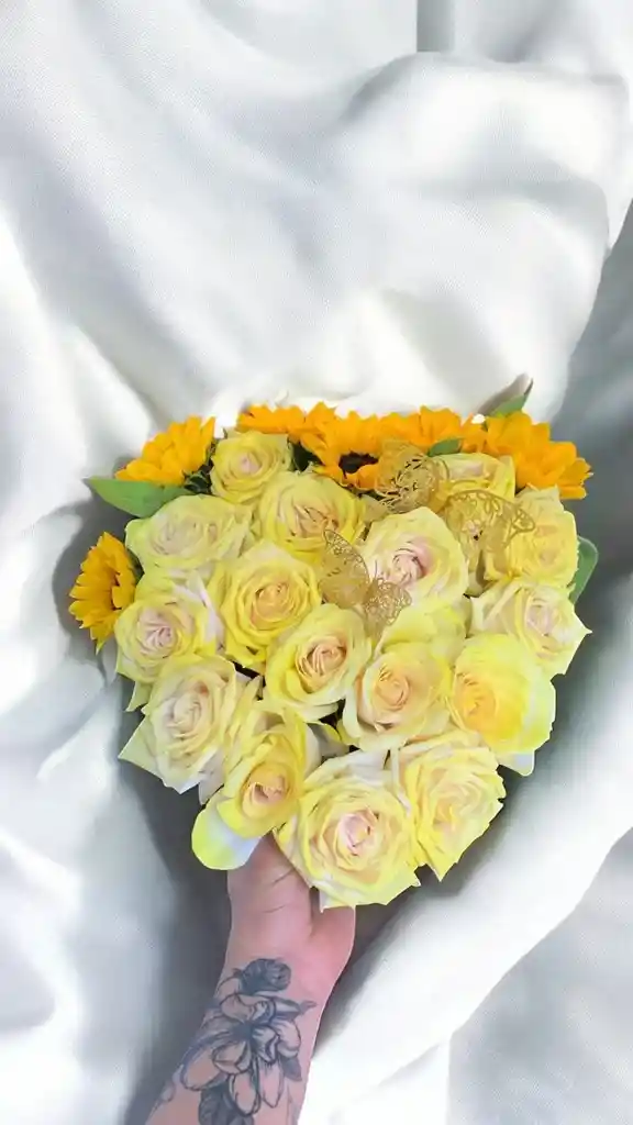 Caja En Forma De Corazon Con Rosa Amarilla Y Girasoles