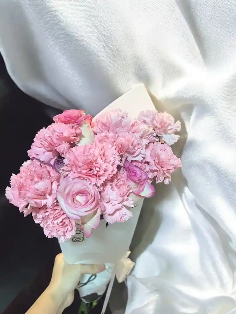 Bouquet De Clavel Y Rosas