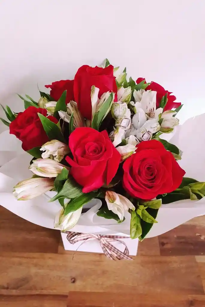 Caja Pequeña De Rosas Con Astromelias