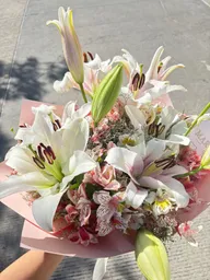 Bouquet De Astromelia Y Lirio