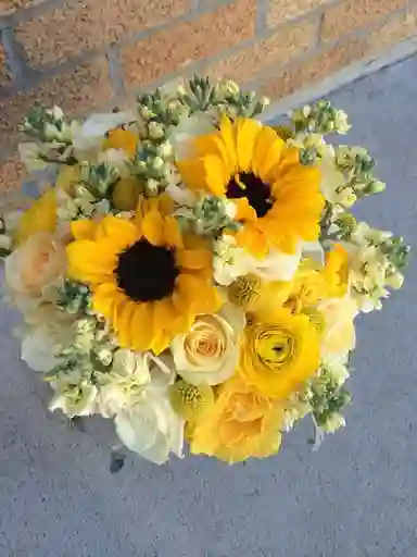 Buchón Amarillo Con Girasol Y Rosas