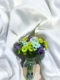 Jarrón De Margaritas Y Astromelias Moradas