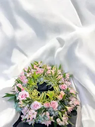 Corona De Rosas Rosadas Con Astromelia Y Follaje