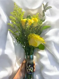 Solitario De 4 Rosas Amarillas Con Follaje