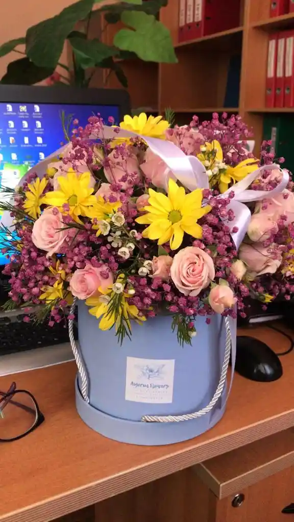 Caja Redonda De Rosas ,margarita Amarilla Y Gypsophila Morada