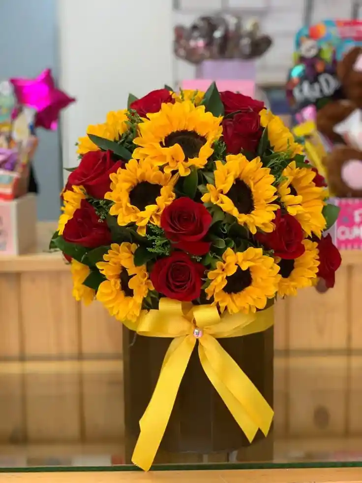 Caja Redonda De Girasoles Y Rosas Rojas