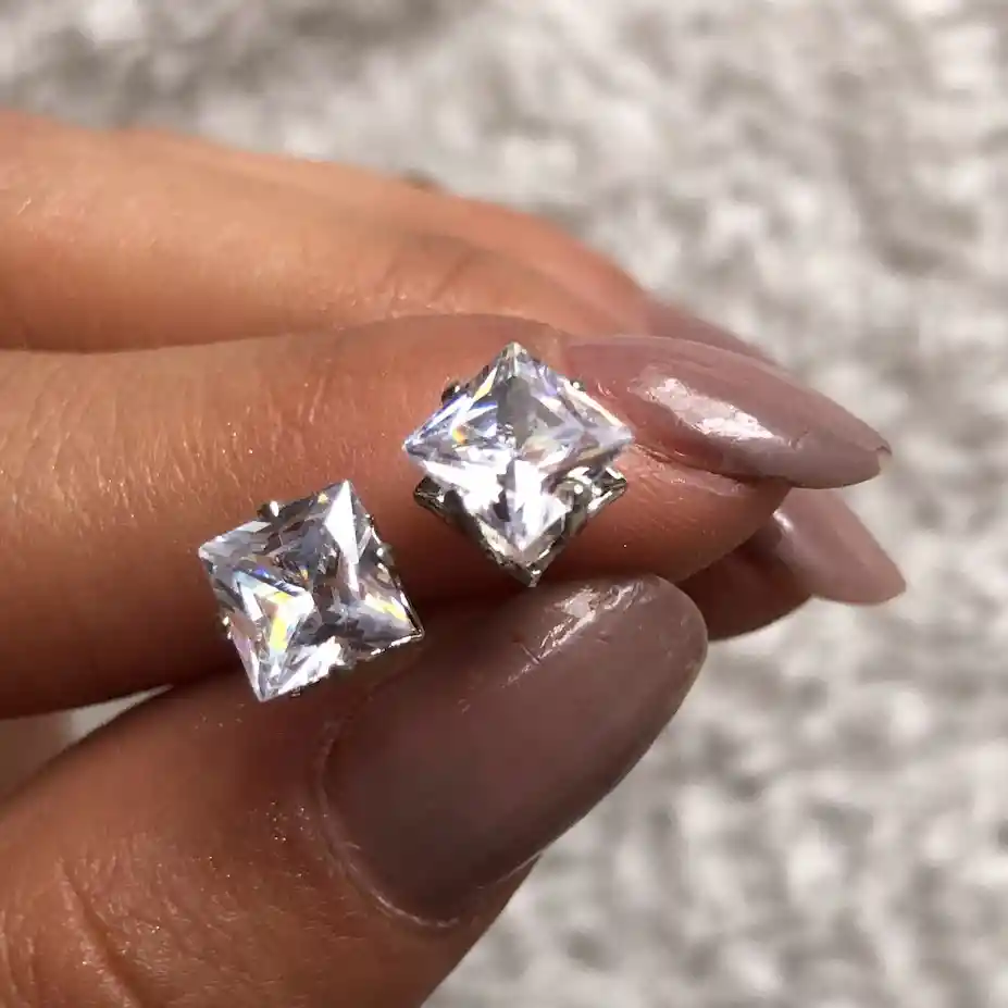 Aretes Tipo Diamante Cuadrados Medianos 0.6 Cm Fantasia