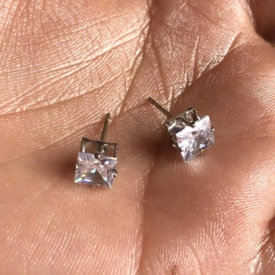 Aretes Tipo Diamante Cuadrados Medianos 0.6 Cm Fantasia