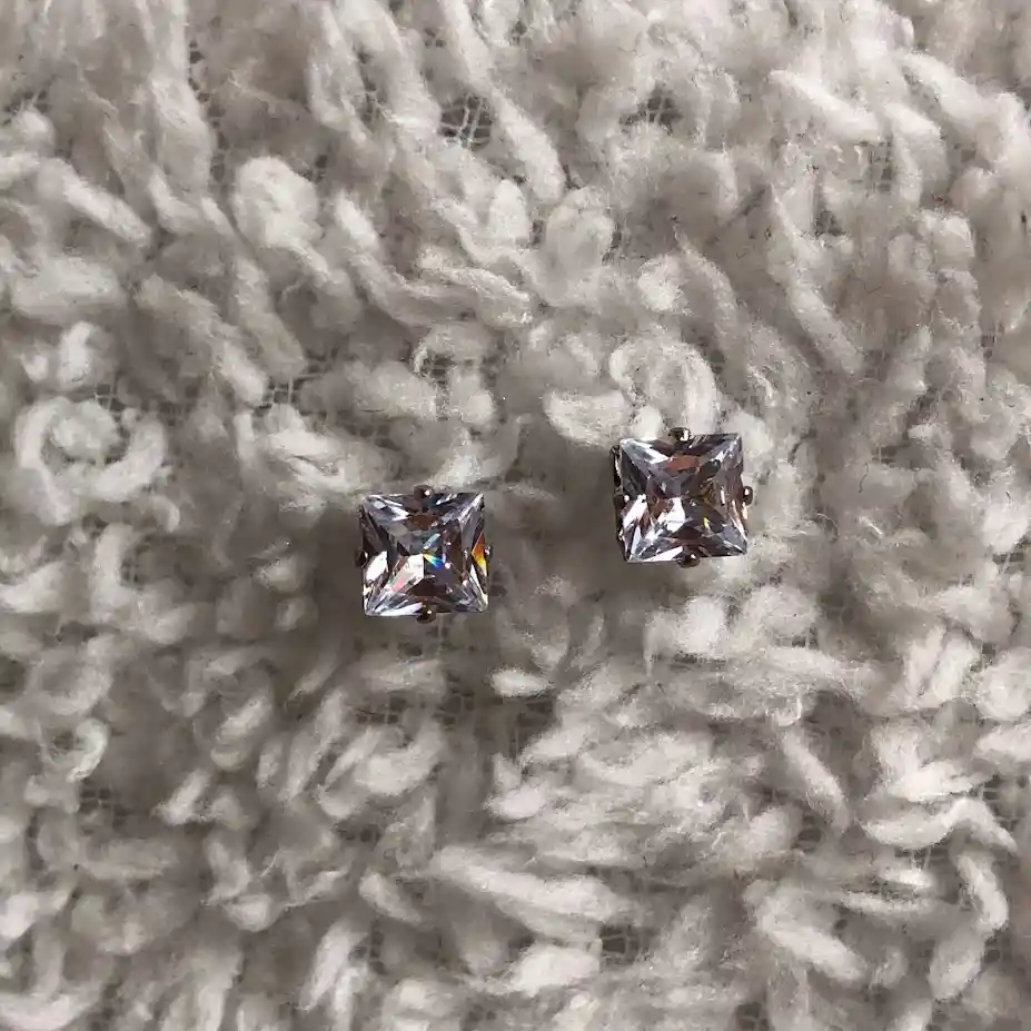 Aretes Tipo Diamante Cuadrados Medianos 0.6 Cm Fantasia