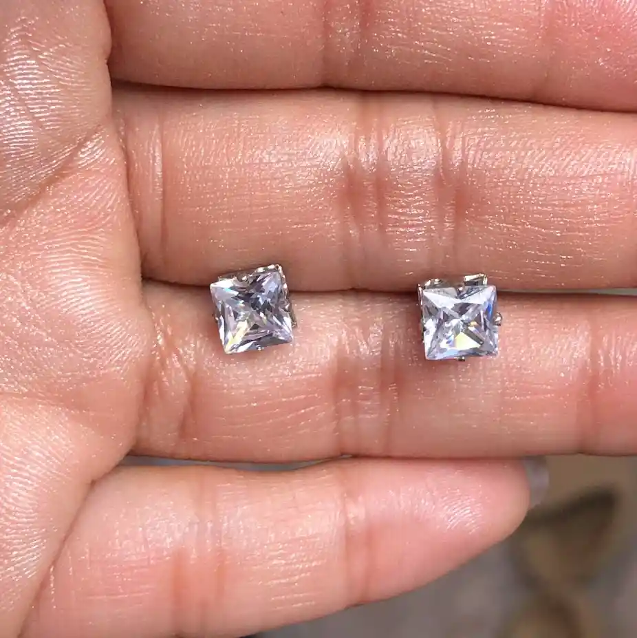 Aretes Tipo Diamante Cuadrados Medianos 0.6 Cm Fantasia