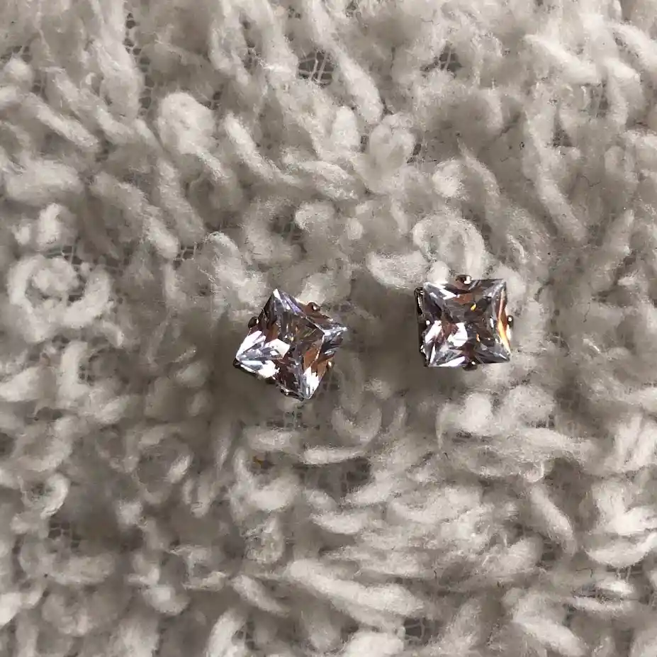 Aretes Tipo Diamante Cuadrados Medianos 0.6 Cm Fantasia
