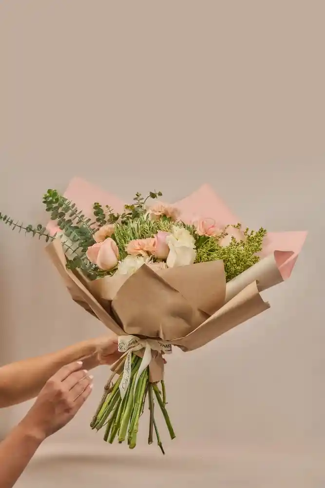 Bouquet Aroma De Verano. Dia De La Mujer Hortensias, Eucalipto, Rosas, Claveles