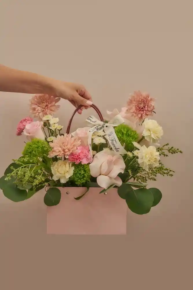 Arreglo Floral Bolso Paris. Mama