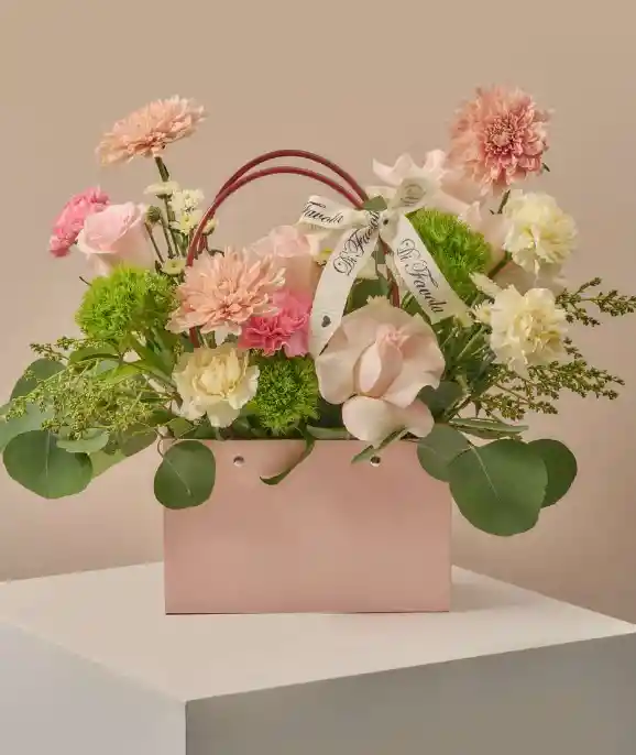 Arreglo Floral Bolso Paris. Mama