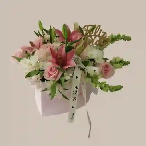 Corazón De Flores Mixtas Para Mamá. Diseño Elegante Con Tull Y Lirios, Rosas Y Claveles.