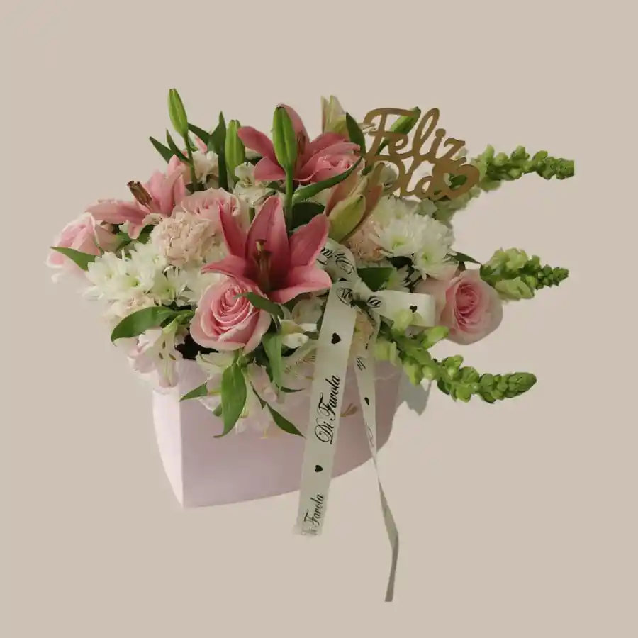 Corazón De Flores Mixtas Para Mamá. Diseño Elegante Con Tull Y Lirios, Rosas Y Claveles.