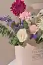 Arreglo Floral En Bolso Aurora Magenta Flores Moradas Y Rosadas