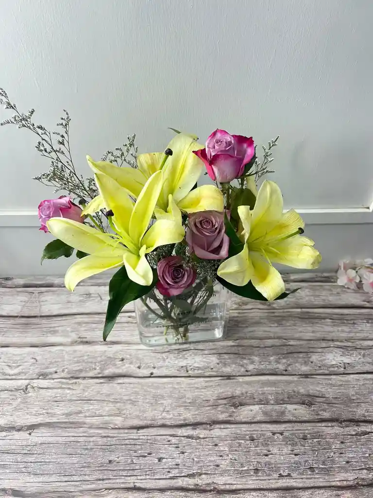 Arreglo De Flores En Florero En Forma De Libro - Especial Día De La Madre