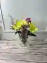 Arreglo De Flores En Florero En Forma De Libro - Especial Día De La Madre