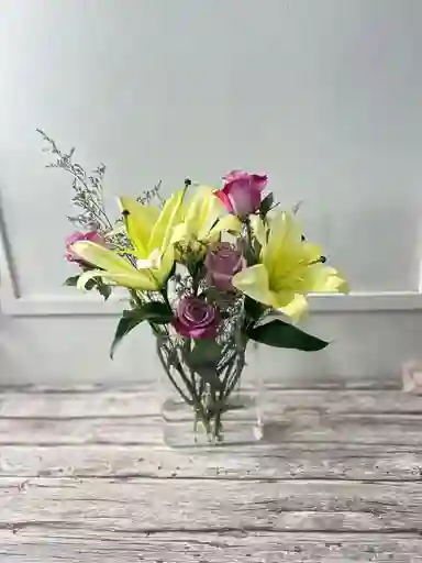 Arreglo De Flores En Florero En Forma De Libro - Especial Día De La Madre