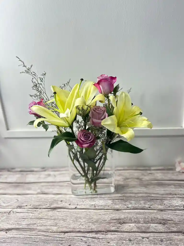 Florero En Forma De Libro Con Flores - Especial Día De La Madre