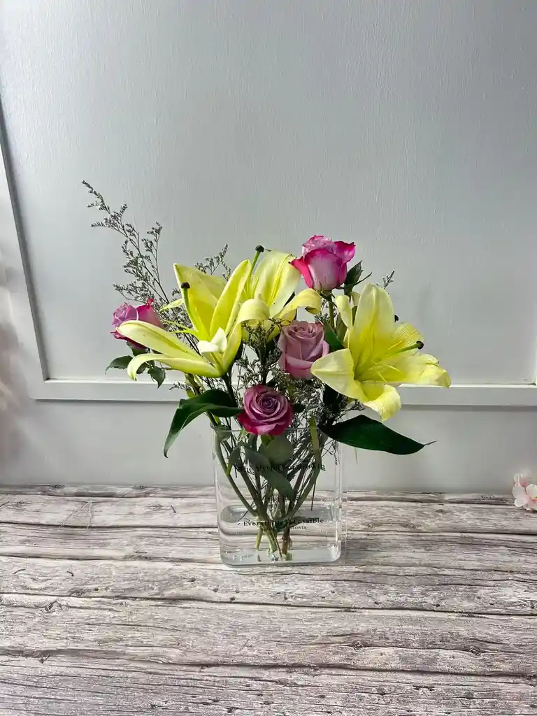 Florero En Forma De Libro Con Flores - Especial Día De La Madre