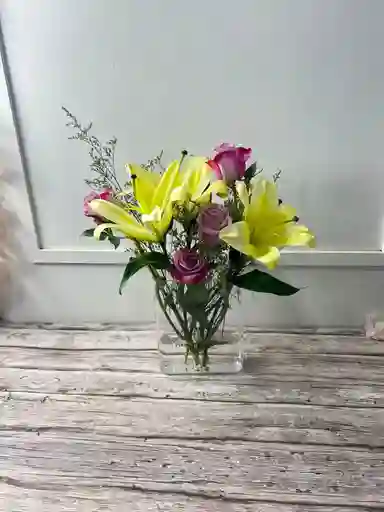 Florero En Forma De Libro Con Flores - Especial Día De La Madre
