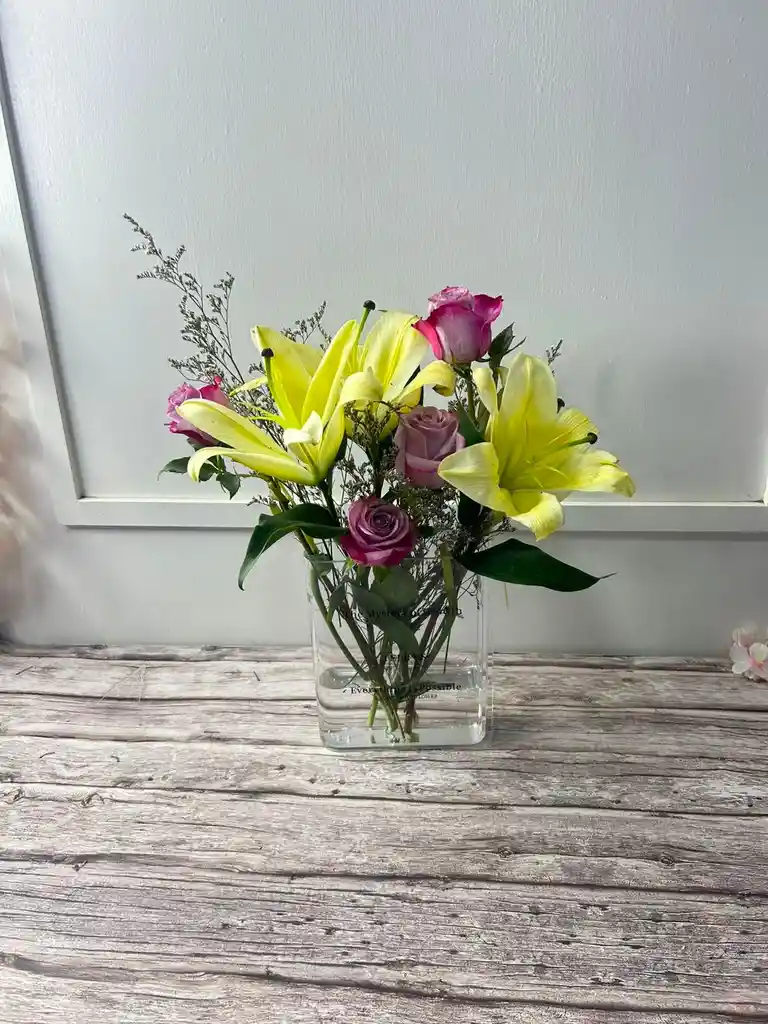 Florero En Forma De Libro Con Flores - Especial Día De La Madre