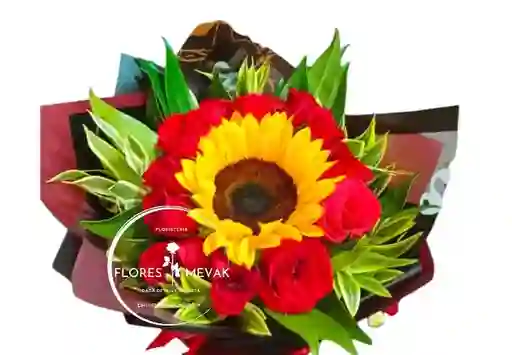 Flores Rosas Rojas Y Girasol En Medio.