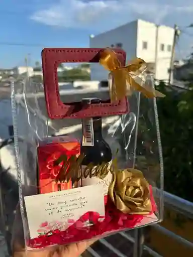 Bolso Con Vino Tinto Y Rosa Eterna