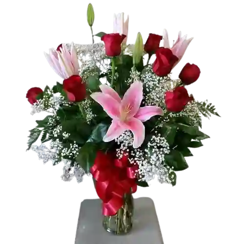 Lirios Rosas Con Gipsofilia En Jarron