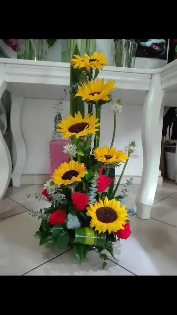 Ramo Girasoles Con Rosas