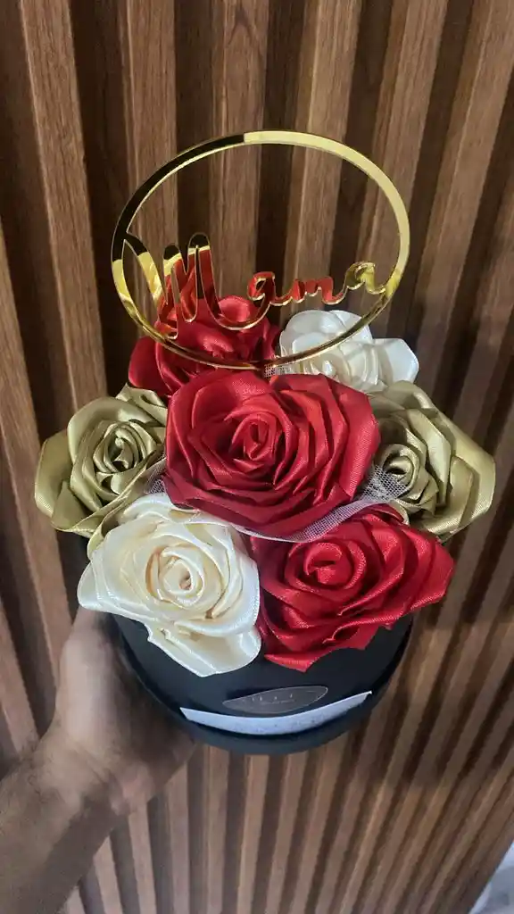 Cilindro De Rosas Eternas — Un Homenaje De Amor Para Mamá