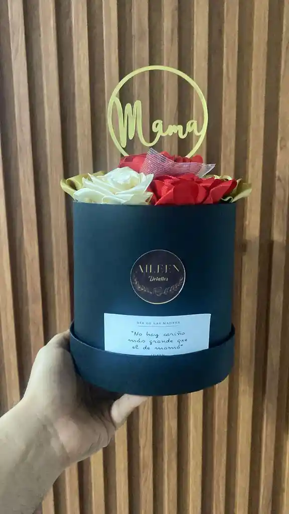 Cilindro De Rosas Eternas — Un Homenaje De Amor Para Mamá