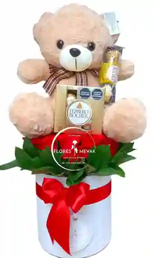 Flores Rosas Rojas En Cilindro Y Oso De Peluche,
