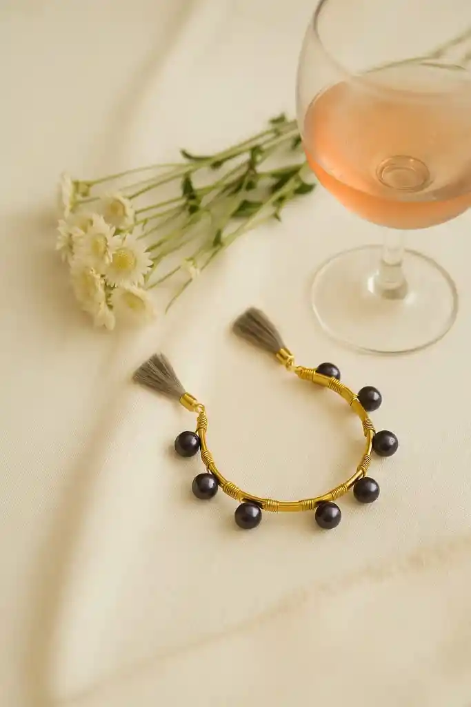 Brazalete Con Perlas Azules Y Borlas
