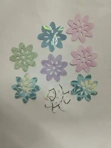 Flores En Papel De Diseños (4.5 X4.5 Cm) X 20und
