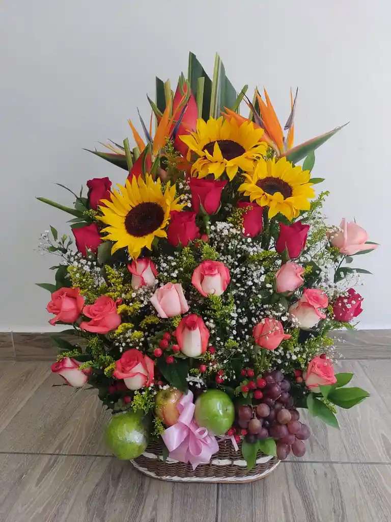 Ramo En Canasta Mimbre Con Rosas Girasoles Y Frutas