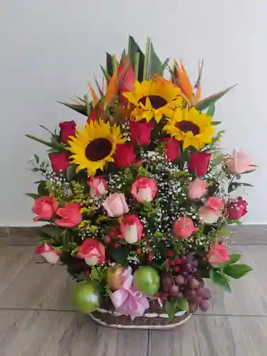 Ramo En Canasta Mimbre Con Rosas Girasoles Y Frutas