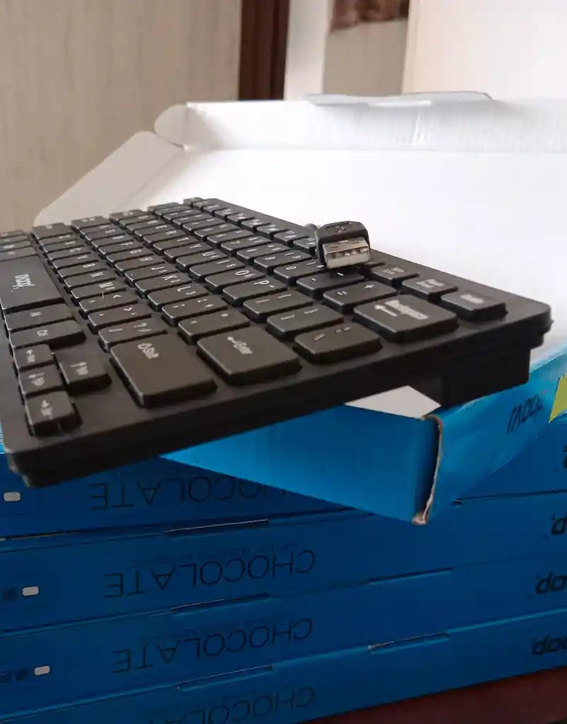 Mini Teclado Usb Slim Alambrico K1000 Negro Sin Teclado Numerico