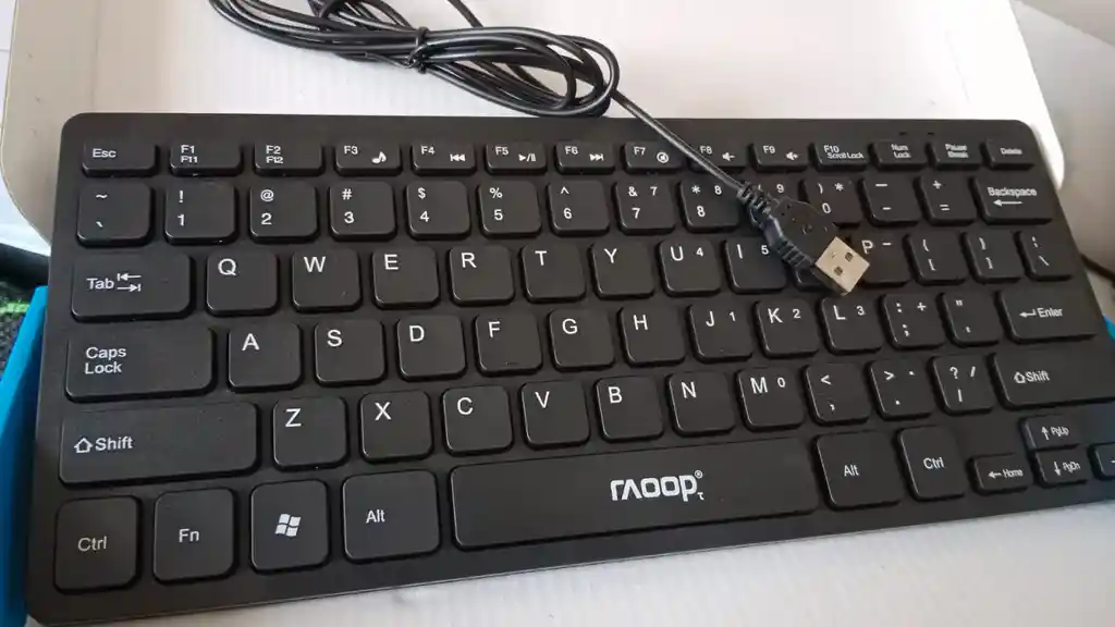 Mini Teclado Usb Slim Alambrico K1000 Negro Sin Teclado Numerico