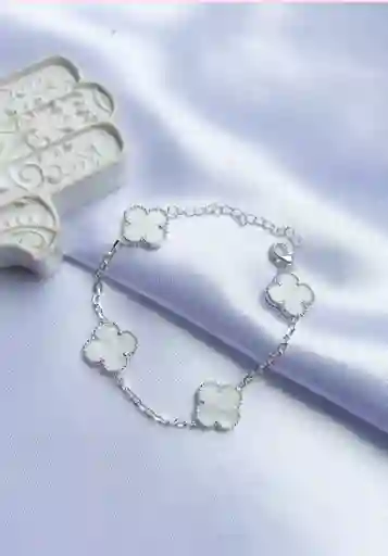 Pulsera Treboles Blancos Plateada