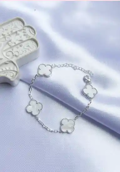 Pulsera Treboles Blancos Plateada