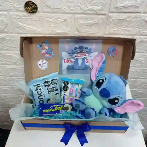 Detalle Personaje Con Peluche De Stich