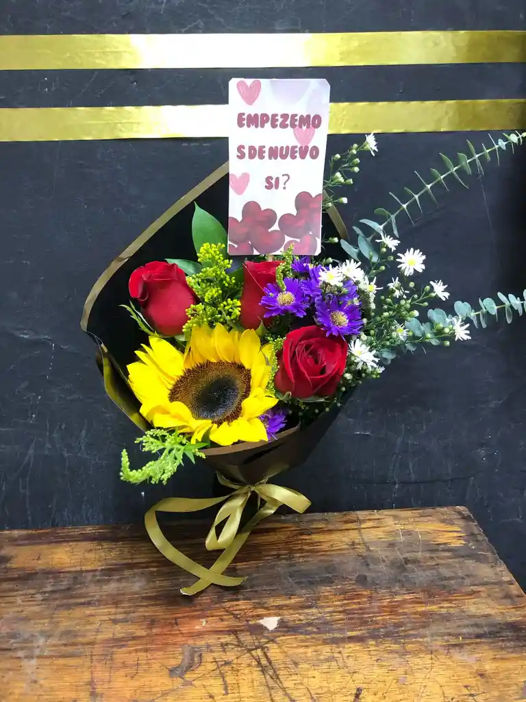 Trio De Rosas Y Girasol